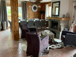 Chalet 10 pers., 150m² aux pieds des pistes, 5 ch., 3 sdb, WiFi, parking couvert - FR-1-807-81
